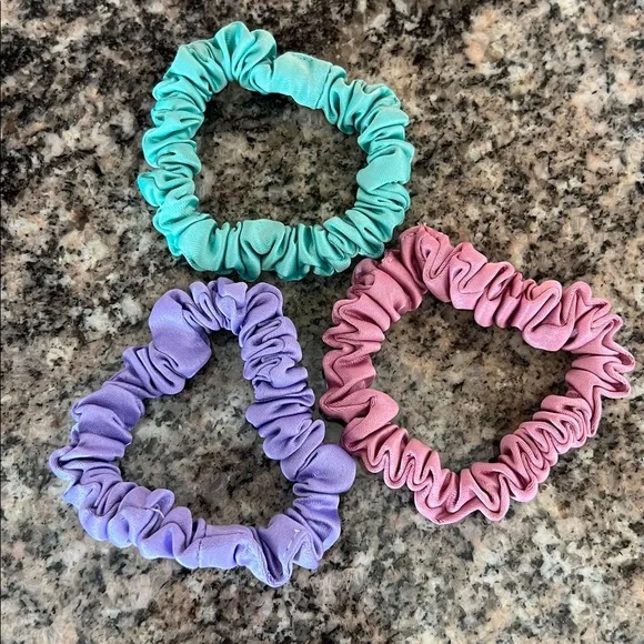 Gucci Floral Pouch with Colorful Scrunchies display picture 3